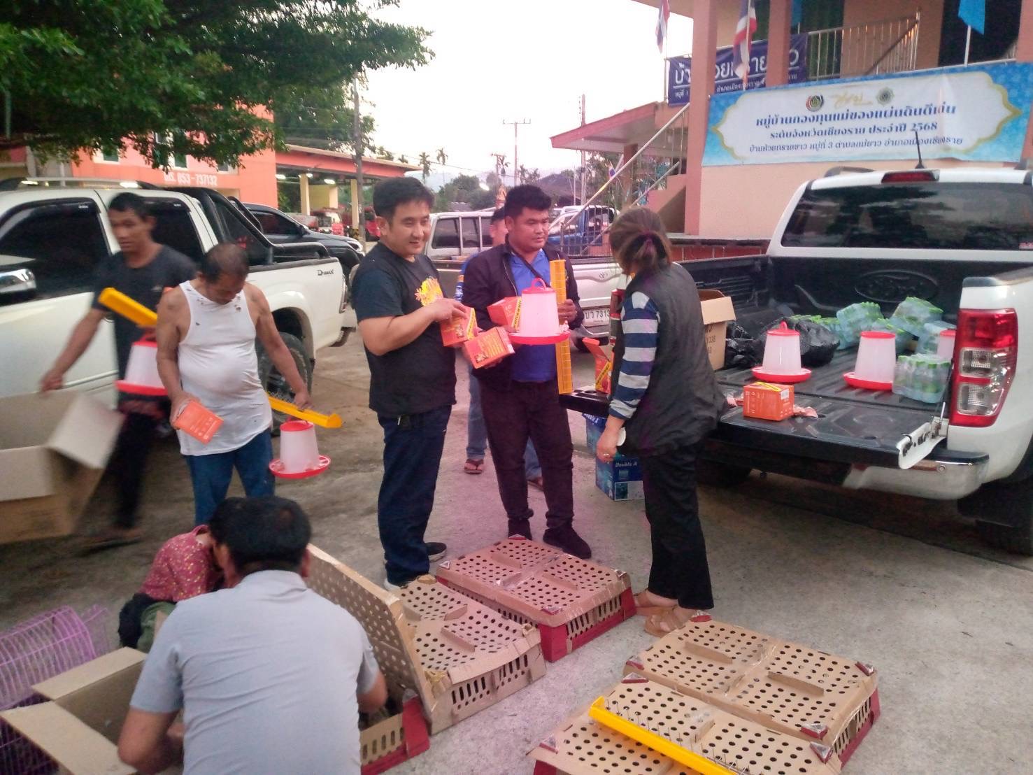 เกษตรกรและทีมโครงการร่วมกิจกรรมส่งเสริมไก่กระดูกดำ